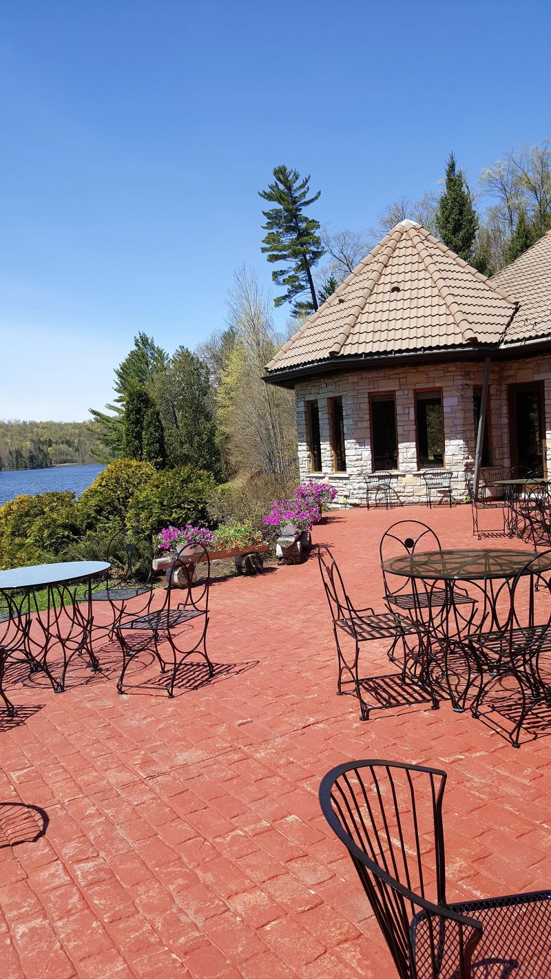 ALSQ Hôtel du Lac Carling terrasse Laurentides Grenvillesurla